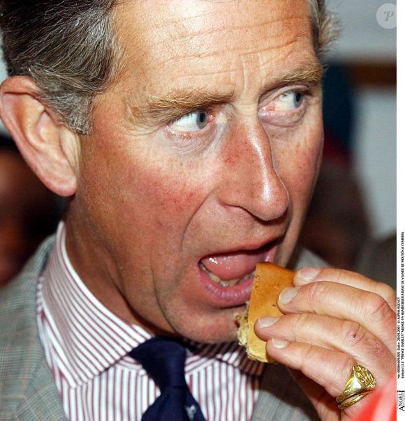 Charles III à Cumbria se délecte d'un hamburger au mouton © ALPHA AGENCY / BESTIMAGE