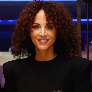 "La touche finale, c'est le blush. J'ai mon petit secret magique que je tiens de Victoria Beckham". Il s'agit de mélanger un blush liquide avec quelques gouttes d'eau de teint.

Noémie Lenoir - à l'occasion du 10ème anniversaire de l'association "ONU Femmes France" au Pavillon Vendôme à Paris, France, le 15 novembre 2023. © Christophe Clovis / Bestimage