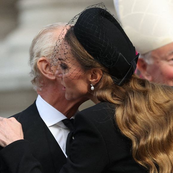 Celle-ci va impacter l'avenir de Kate Middleton et du prince William.

Le roi Charles III serre la princesse de Galles dans ses bras alors qu'ils quittent la cathédrale de Westminster, au centre de Londres, après la messe de requiem célébrée en l'honneur de la duchesse de Kent. Photo par Ryan Jenkinson/Parsons/ABACAPRESS.COM Media