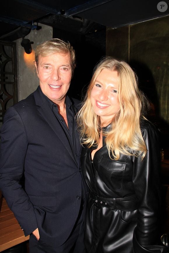 Nicolas travaille dans l’intelligence artificielle, tandis que Valentine est critique gastronomique et anime Le goût des rencontres sur France 3.

Tony Gomez et Valentine Sled à l'anniversaire de Caroline Margeridon, au restaurant "Manko" à Paris le 29 septembre 2022.

© Philippe Baldini/Bestimage