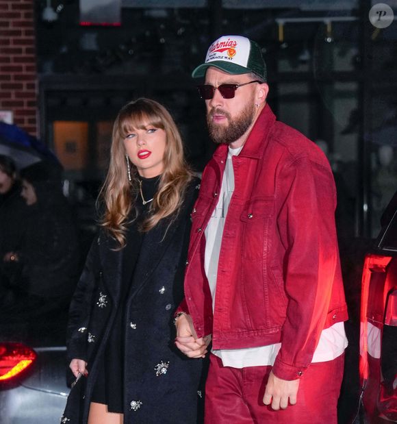 Mais voilà que la chanteuse de 35 ans a été copieusement huée lorsque son visage est apparu sur les écrans géants.
Taylor Swift et Travis Kelce sont sortis à New York pour une soirée en amoureux. La chanteuse et compositrice de 35 ans a été aperçue se promenant main dans la main lors d'une soirée pluvieuse dans le quartier de Meatpacking.
©The ImageDirect / Bestimage