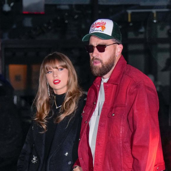 Mais voilà que la chanteuse de 35 ans a été copieusement huée lorsque son visage est apparu sur les écrans géants. 

Taylor Swift et Travis Kelce sont sortis à New York pour une soirée en amoureux. La chanteuse et compositrice de 35 ans a été aperçue se promenant main dans la main lors d'une soirée pluvieuse dans le quartier de Meatpacking.
©The ImageDirect / Bestimage