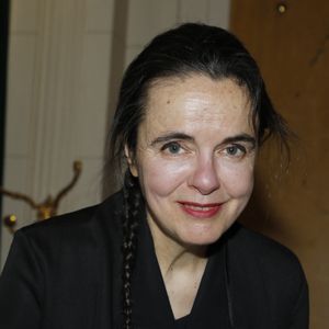 Amélie Nothomb fête ses 30 ans d'écriture et dédicace son nouveau roman "Le livre des soeurs" à la brasserie "Les Deux Magots" à Paris le 12 décembre 2022.

© Denis Guignebourg / Bestimage