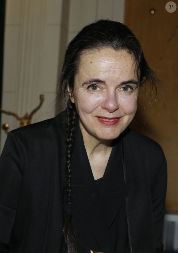 Amélie Nothomb fête ses 30 ans d'écriture et dédicace son nouveau roman "Le livre des soeurs" à la brasserie "Les Deux Magots" à Paris le 12 décembre 2022.

© Denis Guignebourg / Bestimage