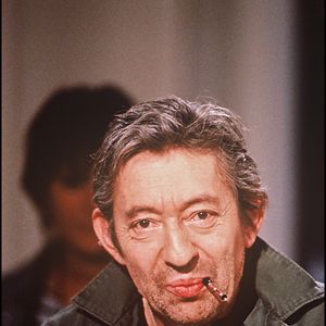 Serge Gainsbourg invité de l'émission "Nulle part ailleurs", avec sa marionnette des Guignols, en 1989 (Archives). AGENCE / BESTIMAGE