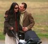 Et les deux enfants, Ael et Inca, qui sont nés de cette belle union...

Florent Pagny se promène en famille avec sa femme Azucena et son fils Inca, le 20 mars 1996. © Crédit Bestimage