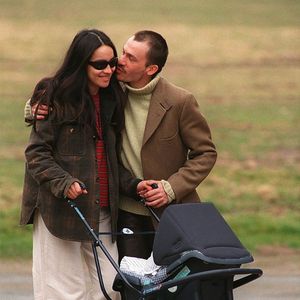 Et les deux enfants, Ael et Inca, qui sont nés de cette belle union...

Florent Pagny se promène en famille avec sa femme Azucena et son fils Inca, le 20 mars 1996. © Crédit Bestimage