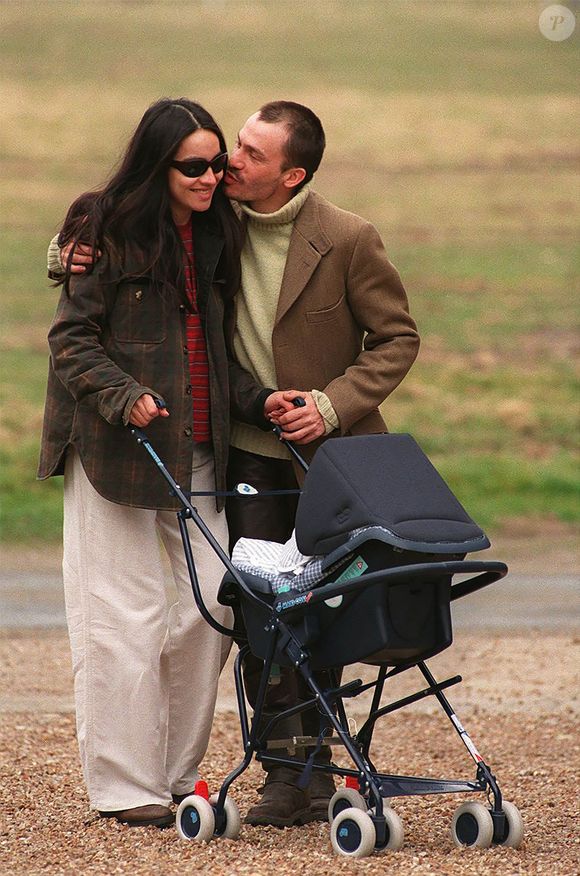 Et les deux enfants, Ael et Inca, qui sont nés de cette belle union...

Florent Pagny se promène en famille avec sa femme Azucena et son fils Inca, le 20 mars 1996. © Crédit Bestimage