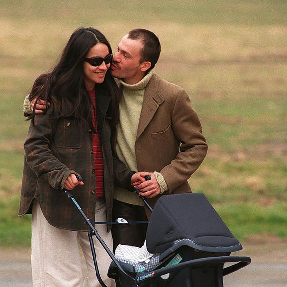 Et les deux enfants, Ael et Inca, qui sont nés de cette belle union...

Florent Pagny se promène en famille avec sa femme Azucena et son fils Inca, le 20 mars 1996. © Crédit Bestimage