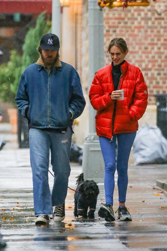 Maya Hawke et son petit ami Christian Lee sont vus en train de se promener après avoir pris un café alors qu'elle porte une veste rouge après la grande première de la saison 5 de Stranger Things. Photo par Backgrid USA / Bestimage