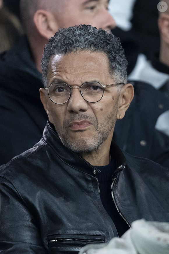Roschdy Zem - Célébrités des les tribunes lors du match aller du quart de finale de Ligue des champions entre le PSG et Aston Villa (3-1) au Parc des Princes à Paris le 9 avril 2025. © Cyril Moreau/Bestimage