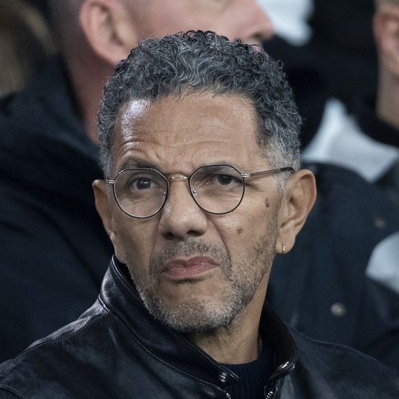 Roschdy Zem - Célébrités des les tribunes lors du match aller du quart de finale de Ligue des champions entre le PSG et Aston Villa (3-1) au Parc des Princes à Paris le 9 avril 2025. © Cyril Moreau/Bestimage
