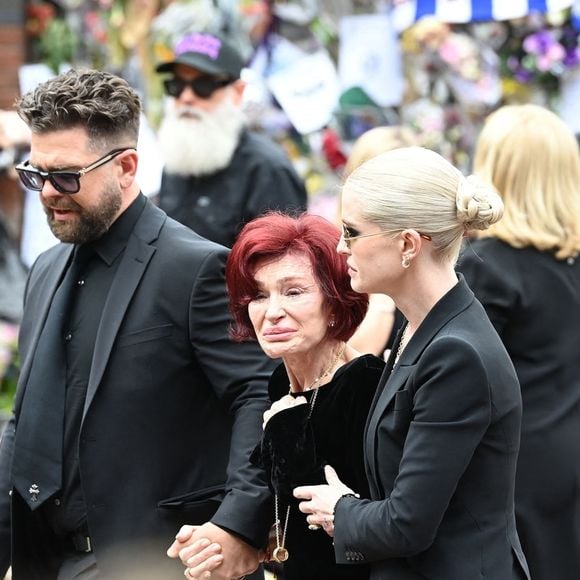 La famille d'Ozzy Osbourne à ses obsèques célébrées à Birmingham le 30 juillet 2025. © Backgrid UK/ Bestimage