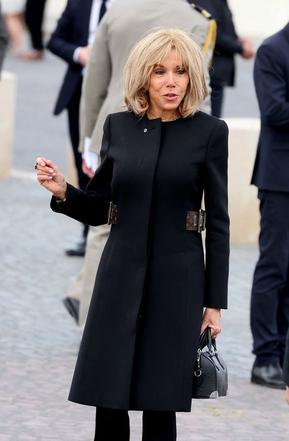 Brigitte Macron - E. Macron (président de la République Française), et B. Macron lors de la cérémonie de dépôt de gerbe sur la tombe du soldat inconnu à Paris, à l'occasion du 80ème anniversaire de la Victoire du 8 mai 1945. Le chef de l'Etat a remis la Légion d'Honneur à J.Daikhowski. © Dominique Jacovides / Bestimage