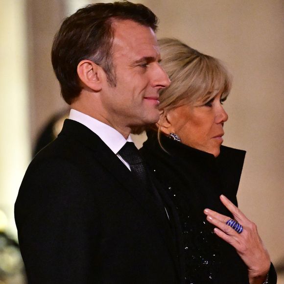 "Elle ne le dira jamais ouvertement, ce n'est pas son caractère, mais je sens qu'elle ne va pas très bien", a confié un intime. Un autre affirme : "C'est une guerrière". D'après son entourage, "elle ne se plaint jamais".

Le président Emmanuel Macron et sa femme Brigitte Macron arrivant au dîner d'état donné en l'honneur du couple présidentiel d'Angola au palais de l'Elysée à Paris le 17 janvier 2025.

© Christian Liewig / Bestimage