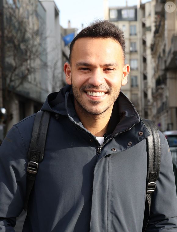 Mohamed Bouhafsi aperçu dans les rues de Neuilly-sur-Seine, le 21 février 2025. 

Photo : Agence / Bestimage