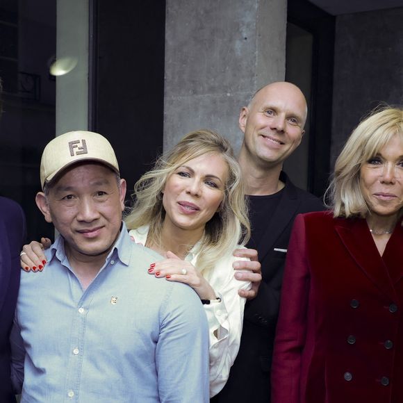 Exclusif - Le président Emmanuel Macron, Danhôo, Laurence Auzière (Laurence Graffensttaden), son compagnon Matthieu Gasser, Brigitte Macron, Tiphaine Auzière lors du vernissage de l'exposition de Danhôo à la galerie A2Z Art Gallery à Paris le 29 avril 2025.

© Jack Tribeca / Bestimage