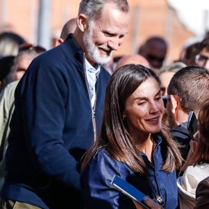 Le roi Felipe VI et la reine Letizia d’Espagne visitent Utiel, moins d'un mois après leur accueil houleux à Valence, suite aux inondations meurtrières, le 19 novembre 2024. © Dana Press/bestimage