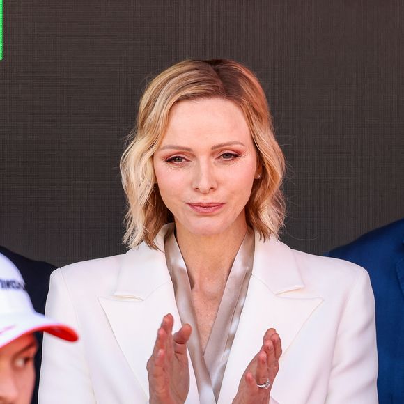 Le prince Albert II et la princesse Charlène de Monaco sur le podium lors de la remise de prix du E-Prix de Monaco du Championnat du monde FIA de Formule E 2026 sur le circuit de Monaco à Monte-Carlo, Monaco, le 17 mai 2026. Le pilote britannique Oliver Rowland remporte la deuxième course du week-end à Monaco devant le Brésilien Felipe Drugovich et le Portugais Antonio Félix Da Costa. © Claudia Albuquerque/Bestimage