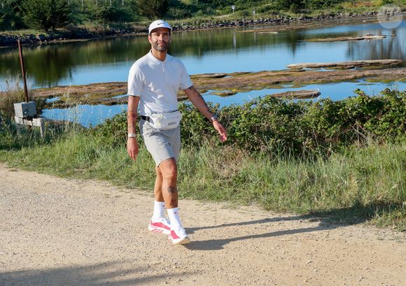 Le chanteur-auteur-compositeur Ycare a démarré ce matin une aventure hors du commun : une marche en Vendée à raison de 25 à 30km par jour, du lundi 25 mai au lundi 17 juin.
Avec chaque soir un Concert en guitare-voix dans un endroit insolite.  

© Noël Carrier/Bestimage