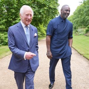 Aujourd’hui, il dirige sa propre fondation, Elba Hope Foundation, pour offrir à d’autres jeunes les mêmes chances...

Le roi Charles III d'Angleterre et Idris Elba, avec des jeunes portant le maillot de l'équipe de football d'Angleterre, qui sera en finale de l'Euro 2024, lors d'un événement pour The King’s Trust au palais Saint James à Londres. Le 12 juillet 2024 © Alpha Press / Bestimage