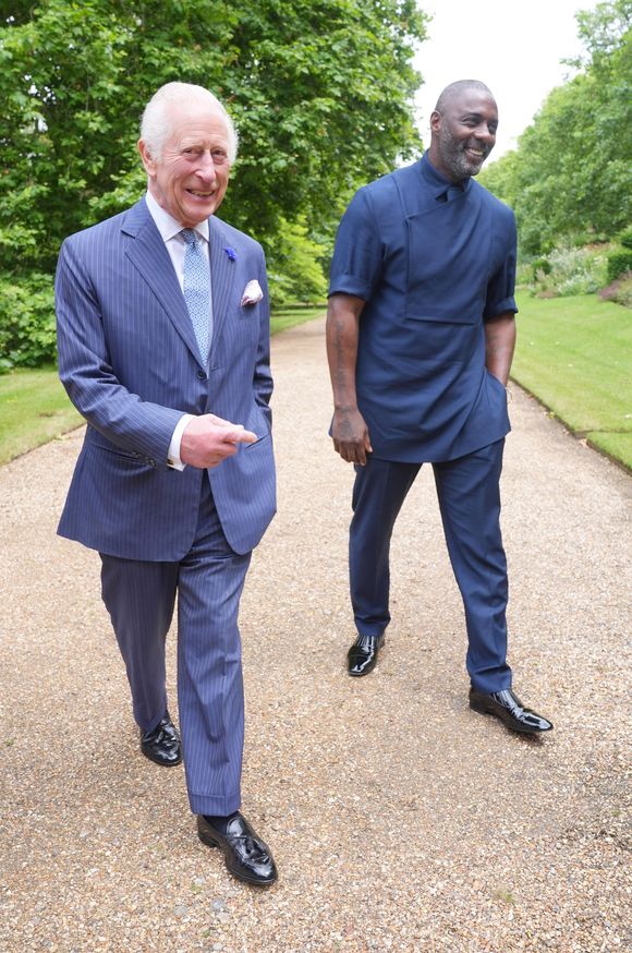 Aujourd’hui, il dirige sa propre fondation, Elba Hope Foundation, pour offrir à d’autres jeunes les mêmes chances...

Le roi Charles III d'Angleterre et Idris Elba, avec des jeunes portant le maillot de l'équipe de football d'Angleterre, qui sera en finale de l'Euro 2024, lors d'un événement pour The King’s Trust au palais Saint James à Londres. Le 12 juillet 2024 © Alpha Press / Bestimage