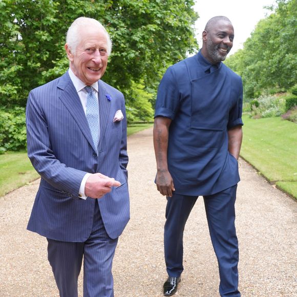 Aujourd’hui, il dirige sa propre fondation, Elba Hope Foundation, pour offrir à d’autres jeunes les mêmes chances...

Le roi Charles III d'Angleterre et Idris Elba, avec des jeunes portant le maillot de l'équipe de football d'Angleterre, qui sera en finale de l'Euro 2024, lors d'un événement pour The King’s Trust au palais Saint James à Londres. Le 12 juillet 2024 © Alpha Press / Bestimage