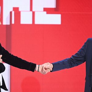 Exclusif - Damien Thevenot et Michel Drucker lors de l'enregistrement de l'émission Vivement Dimanche, au studio Rive gauche, à Paris, France, le 22 octobre 2025, présentée par M.Drucker, diffusée sur France 3 le 16 novembre 2025. © Guillaume Gaffiot/Bestimage