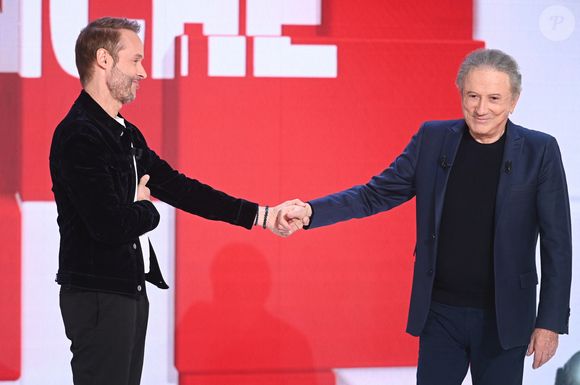 Exclusif - Damien Thevenot et Michel Drucker lors de l'enregistrement de l'émission Vivement Dimanche, au studio Rive gauche, à Paris, France, le 22 octobre 2025, présentée par M.Drucker, diffusée sur France 3 le 16 novembre 2025. © Guillaume Gaffiot/Bestimage