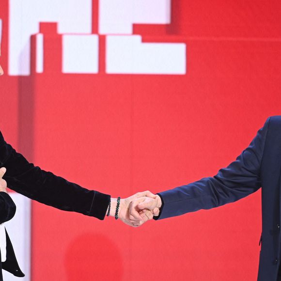 Exclusif - Damien Thevenot et Michel Drucker lors de l'enregistrement de l'émission Vivement Dimanche, au studio Rive gauche, à Paris, France, le 22 octobre 2025, présentée par M.Drucker, diffusée sur France 3 le 16 novembre 2025. © Guillaume Gaffiot/Bestimage