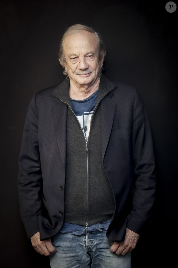 Exclusif - Patrick Chesnais - Patrick Chesnais pose en marge de sa venue à Radio J à Paris le 7 mars 2023. © Jack Tribeca / Bestimage