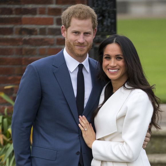 Le Prince Harry et Meghan Markle posent à Kensington palace après l'annonce de leur mariage au printemps 2018 à Londres le 27 novembre 2017. (Agence / Bestimage).