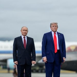 Le président Donald Trump salue le président russe Vladimir Poutine à la base conjointe Elmendorf Richardson à Anchorage, Alaska, le vendredi 15 août 2025. Photo by Daniel Torok/White House/ZUMA Press Wire/ABACAPRESS.COM