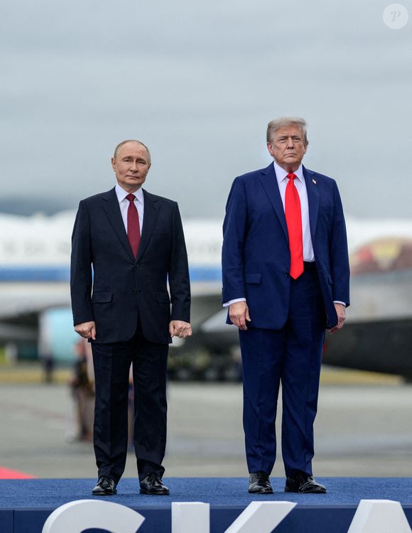 Le président Donald Trump salue le président russe Vladimir Poutine à la base conjointe Elmendorf Richardson à Anchorage, Alaska, le vendredi 15 août 2025. Photo by Daniel Torok/White House/ZUMA Press Wire/ABACAPRESS.COM