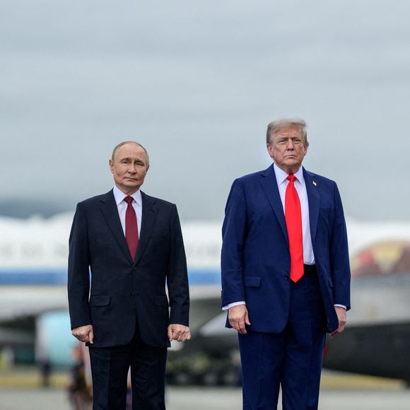 Le président Donald Trump salue le président russe Vladimir Poutine à la base conjointe Elmendorf Richardson à Anchorage, Alaska, le vendredi 15 août 2025. Photo by Daniel Torok/White House/ZUMA Press Wire/ABACAPRESS.COM