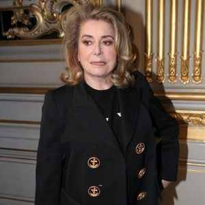 Catherine Deneuve - Front Row du défilé Louis Vuitton prêt-à-porter automne-hiver 2023/2024 lors de la Fashion Week de Paris (PFW), à Paris, France, le 6 mars 2023. ©  Bertrand Rindoff/Bestimage