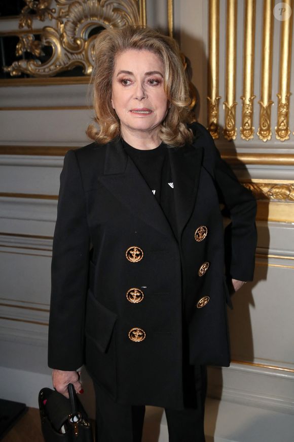 Catherine Deneuve - Front Row du défilé Louis Vuitton prêt-à-porter automne-hiver 2023/2024 lors de la Fashion Week de Paris (PFW), à Paris, France, le 6 mars 2023. ©  Bertrand Rindoff/Bestimage