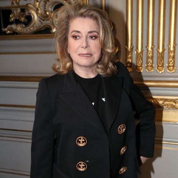 Catherine Deneuve - Front Row du défilé Louis Vuitton prêt-à-porter automne-hiver 2023/2024 lors de la Fashion Week de Paris (PFW), à Paris, France, le 6 mars 2023. ©  Bertrand Rindoff/Bestimage