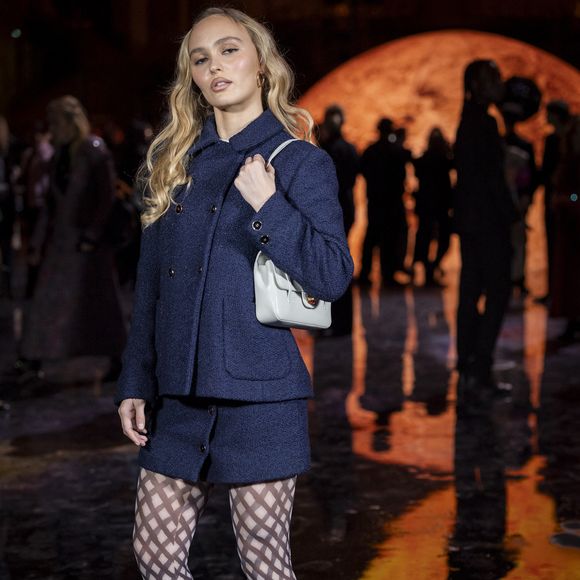 Quant à sa fille, qui a brillé en 2024 dans "Nosferatu", elle avait opté pour un tailleur en laine, bleu marine et des collants en dentelles.

Lily-Rose Depp – Photo Call du Défilé de mode Chanel Collection Printemps-Été 2026 dans le cadre de la Fashion Week de Paris, France, le 6 octobre 2025. © Olivier Borde / Bestimage