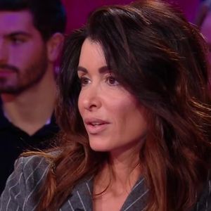 Loin d’être un simple tic, c’est pour Jenifer une manière de canaliser ses émotions et de garder le contrôle dans un univers souvent chaotique.

"Quelle époque!" / France 2