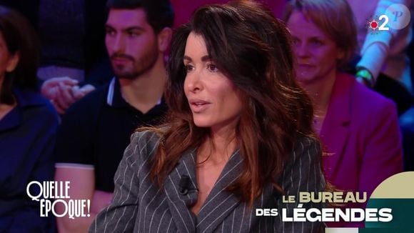 Loin d’être un simple tic, c’est pour Jenifer une manière de canaliser ses émotions et de garder le contrôle dans un univers souvent chaotique.

"Quelle époque!" / France 2