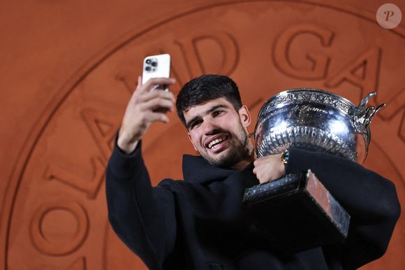 Carlos Alcaraz prend un selfie avec le trophée après avoir remporté le match de la finale du simple messieurs entre l'Italien Jannik Sinner et l'Espagnol Carlos Alcaraz lors du tournoi de tennis de Roland Garros, Paris, France, le 8 juin 2025. Photo par Li Jing/Xinhua/ABACAPRESS.COM