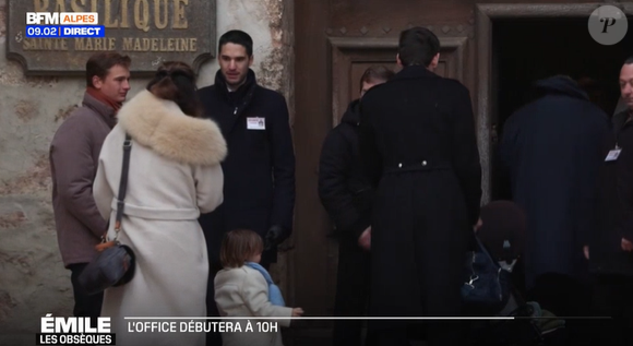 Marie et Colomban, les parents du petit Emile, arrivant à la basilique Sainte-Marie-Madeleine de Saint-Maximin-la-Sainte-Baume avec leurs deux enfants Alaïs et Vincent pour les obsèques d'Emile le 8 février 2025.