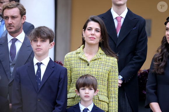 Charlotte Casiraghi et ses enfants Raphaël Elmaleh,  Balthazar Rassam - La famille princière monégasque dans la cour d'honneur du palais lors de la la fête nationale à Monaco le 19 novembre 2025. © Dominique Jacovides - Bruno Bebert / Bestimage