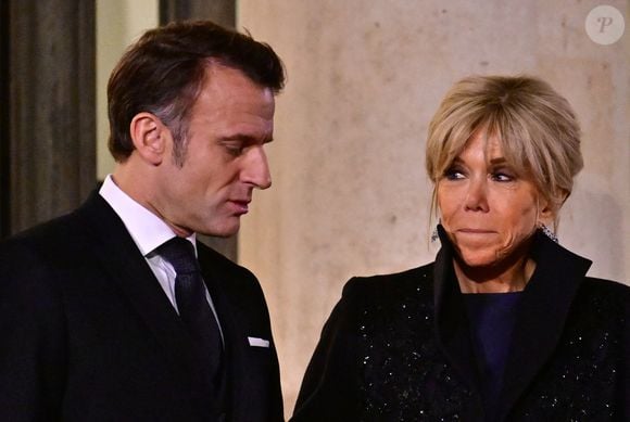 Le président Emmanuel Macron et sa femme Brigitte Macron arrivant au dîner d'état donné en l'honneur du couple présidentiel d'Angola au palais de l'Elysée à Paris
© Christian Liewig / Bestimage