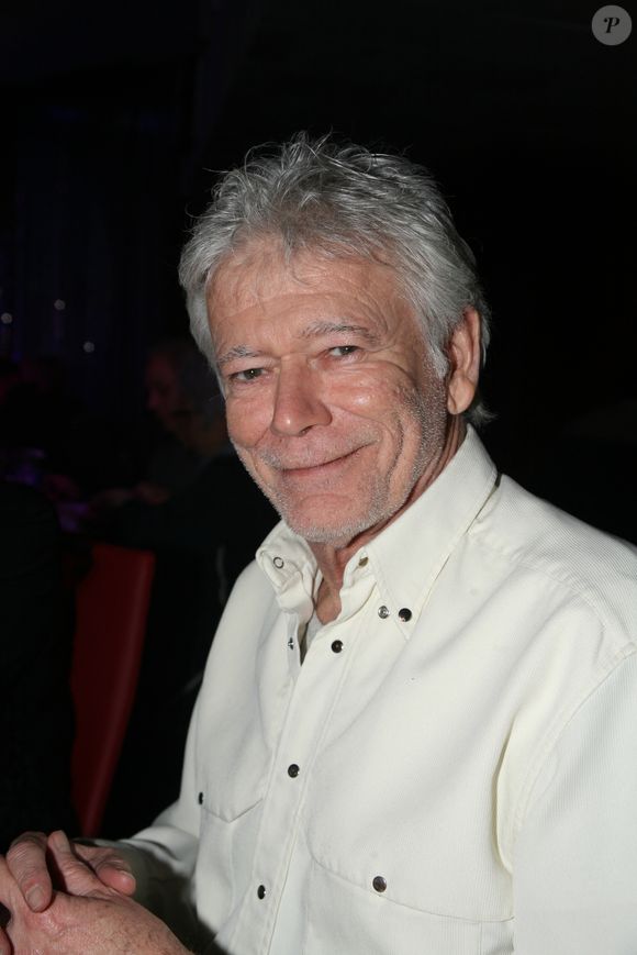 Les circonstances de sa mort n'ont pas été évoquées mais les obsèques se tiendront en toute intimité.

Exclusif - Richard Bonnot - Fabienne Thibeault chante avec Lionel Evan au restaurant le Repaire des Artistes à Paris le 16 janvier 2022. © JLPPA/Bestimage