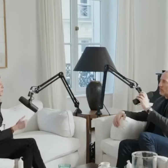 Claire Chazal dévoile l'intérieur de son appartement sur sa chaîne Youtube.