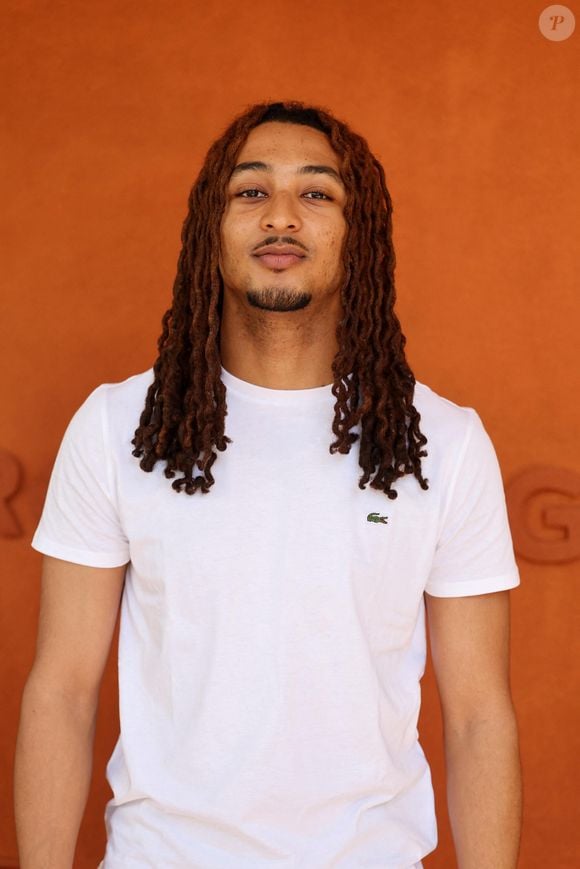 Le chanteur Théodore (Théodore Levisse) au village lors des Internationaux de France de Tennis de Roland Garros 2026. Paris, le 26 mai 2026.
© Jacovides / Moreau / Bestimage