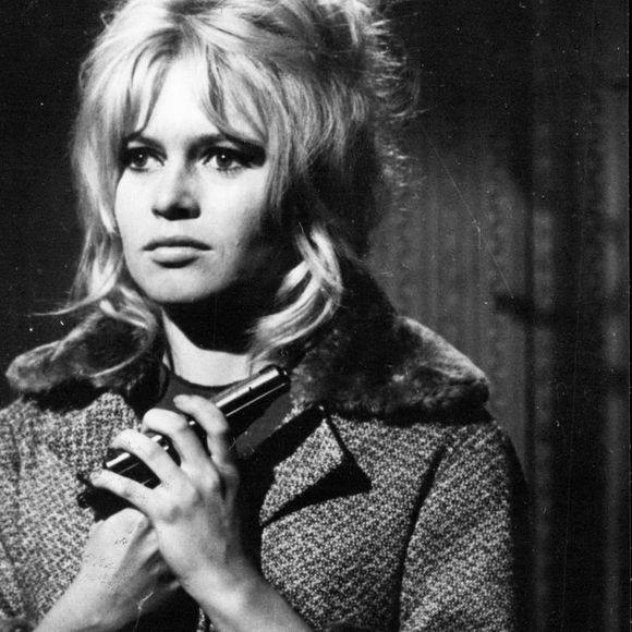 Le 11 août 1960 - B/B. : Elle a tué son solitaire.. : Dans le film ''La verite'' (réalisateur Clouzot) en cours de tournage dans un studio parisien, Brigitte Bardot joue pour la première fois un rôle vraiment dramatique. Dans l'une des scènes, elle menace son amant (Samy Frey) de se tuer s'il rompt avec elle. Furieuse des railleries de son amant, elle le tue à la place. La photo montre B.B. dans la scène la plus poignante du film, lorsqu'elle tue son amant.  (Crédit photo : Keystone USA Collection / Bestimage)
