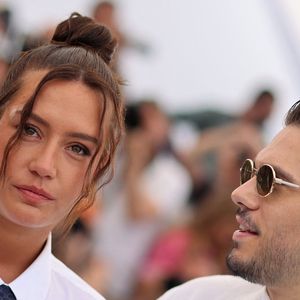 Cette volonté de développer leur romance un pas après l’autre et à l'abri des regards semble leur réussir.
Adèle Exarchopoulos et François Civil - Photocall du film "L'Amour Ouf" (Beating Hearts / Compétition) lors du 77ème Festival International du Film de Cannes (14 - 25 mai 2024), le 24 mai 2024. 
© Jacovides / Moreau / Bestimage